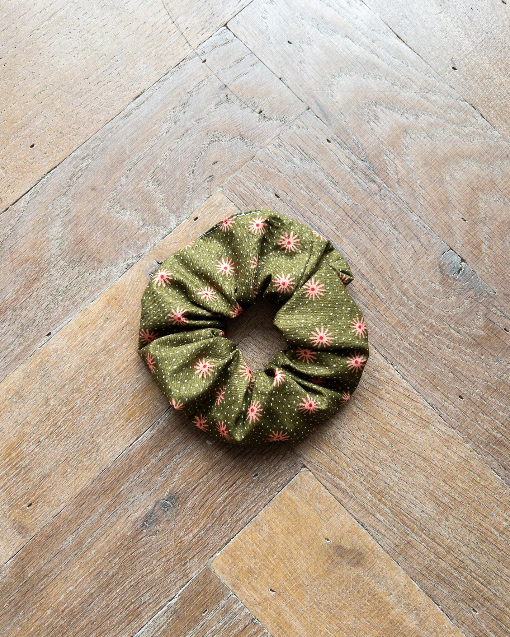 Scrunchie green flowers