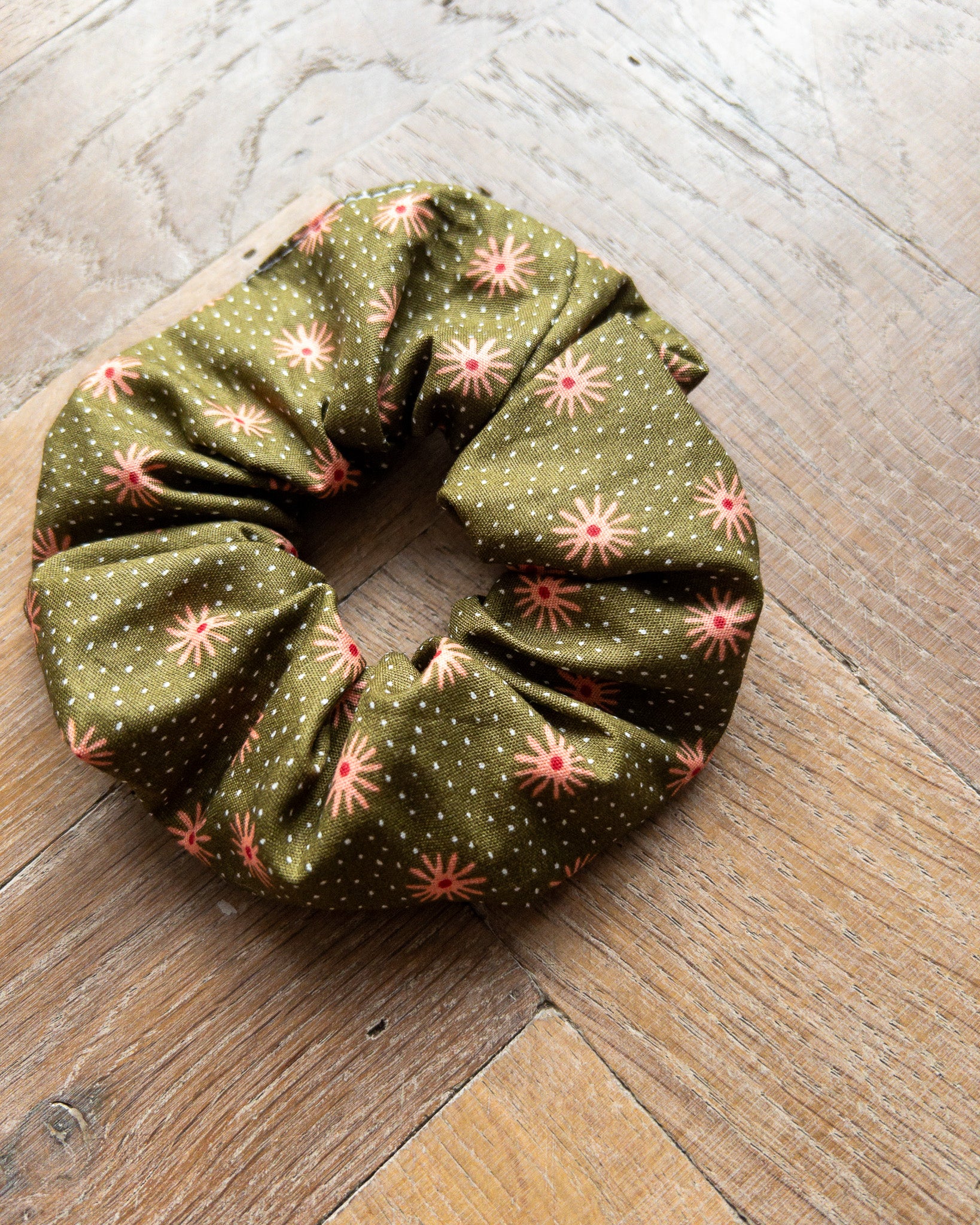 Scrunchie green flowers
