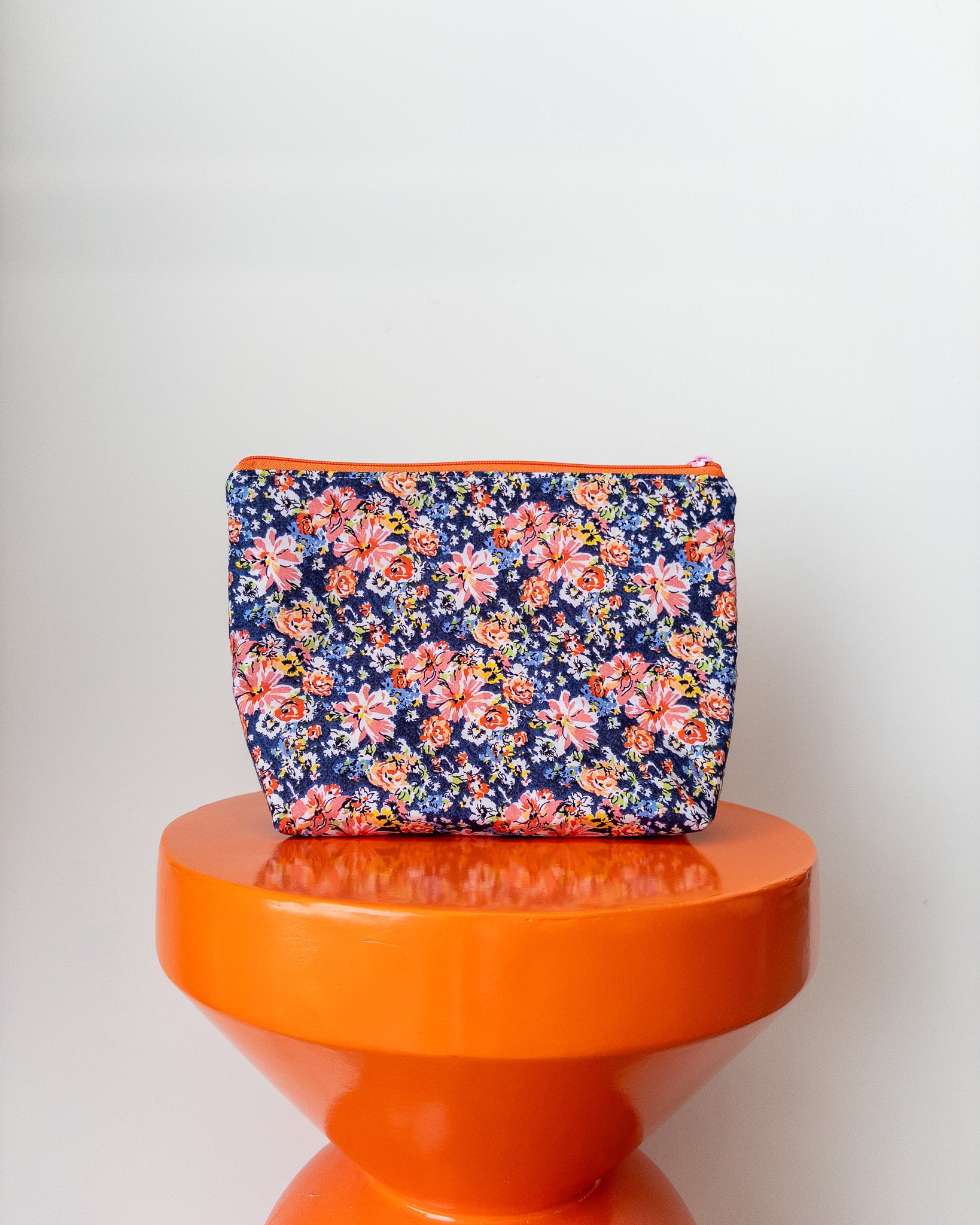 Projectbag/toilettas midi | Blauw/koraal bloemen