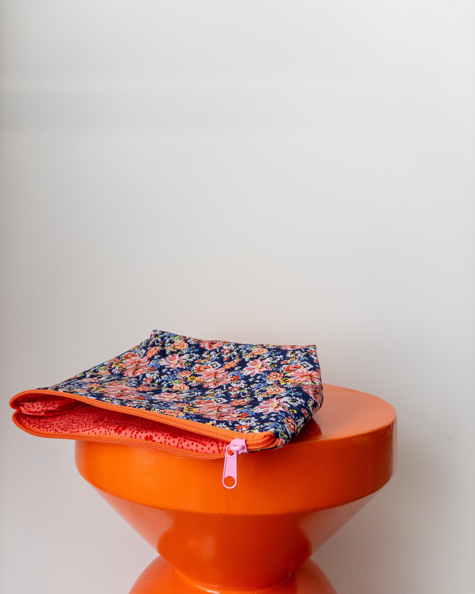 Projectbag/toilettas midi | Blauw/koraal bloemen