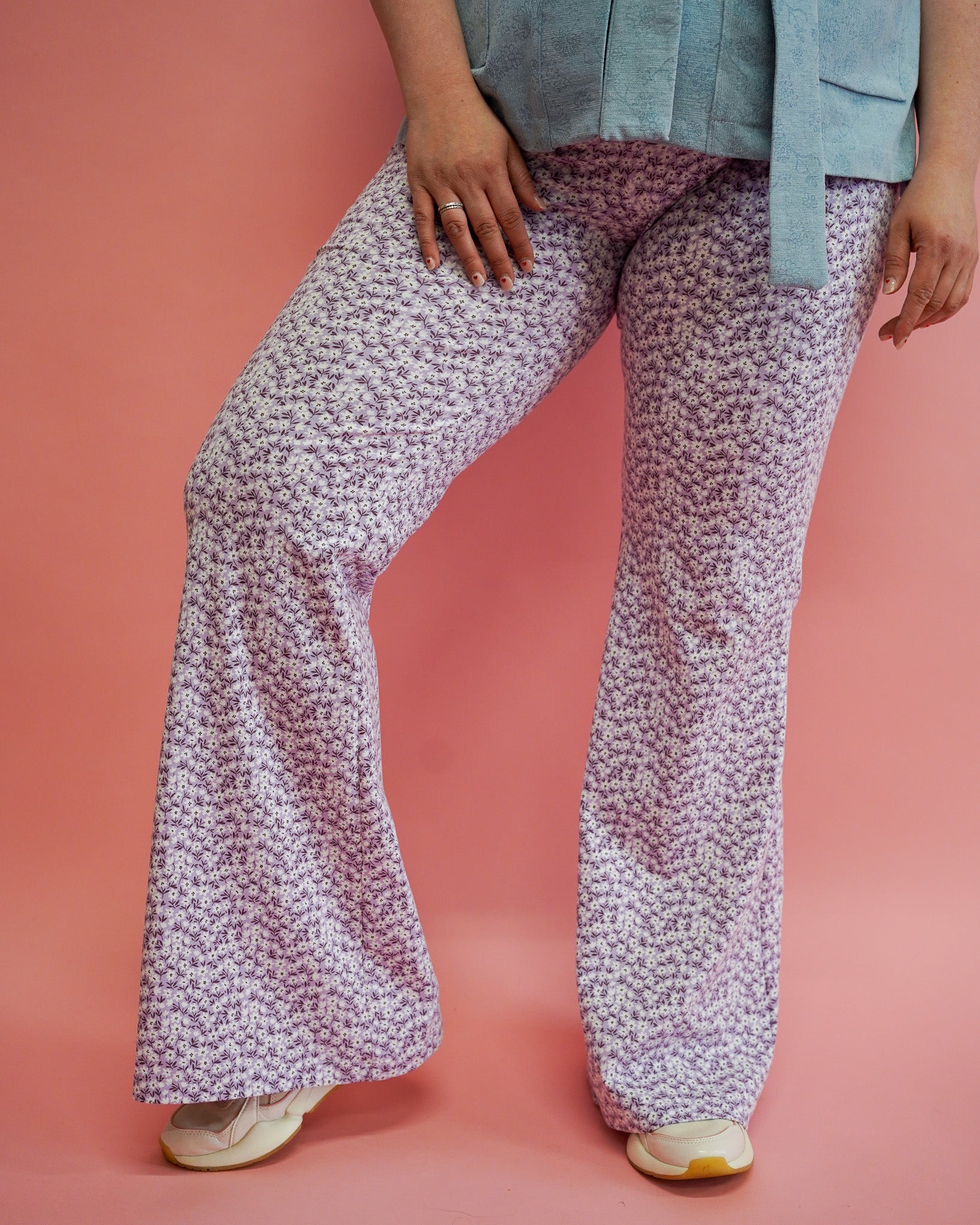 Flared Kaat | Lila bloemen
