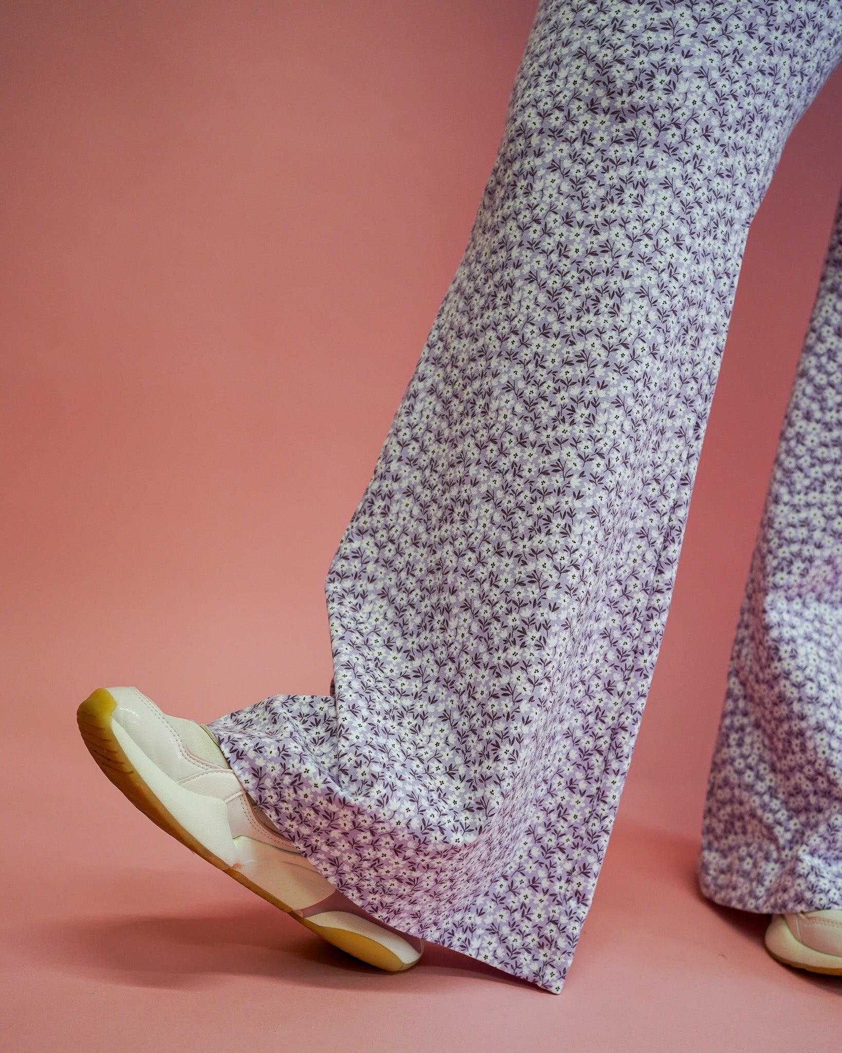 Flared Kaat | Lila bloemen