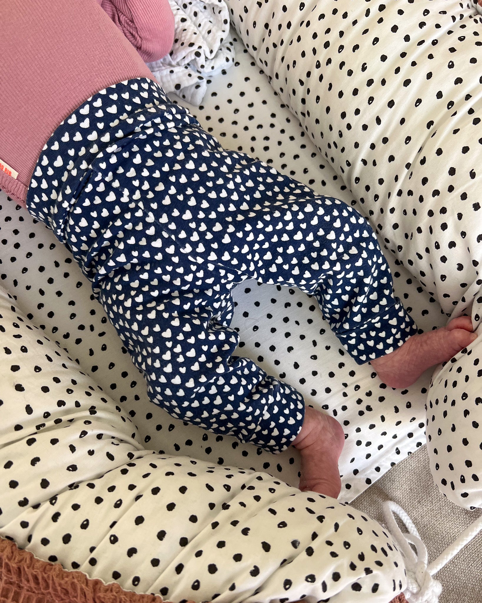 Newborn broekje navy hearts