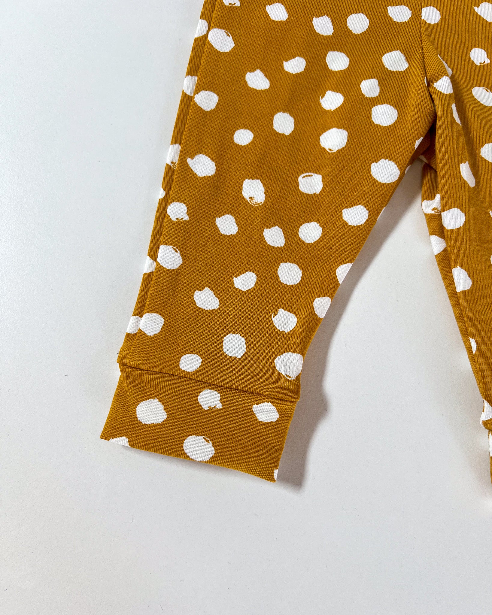 Newborn broekje oker stip