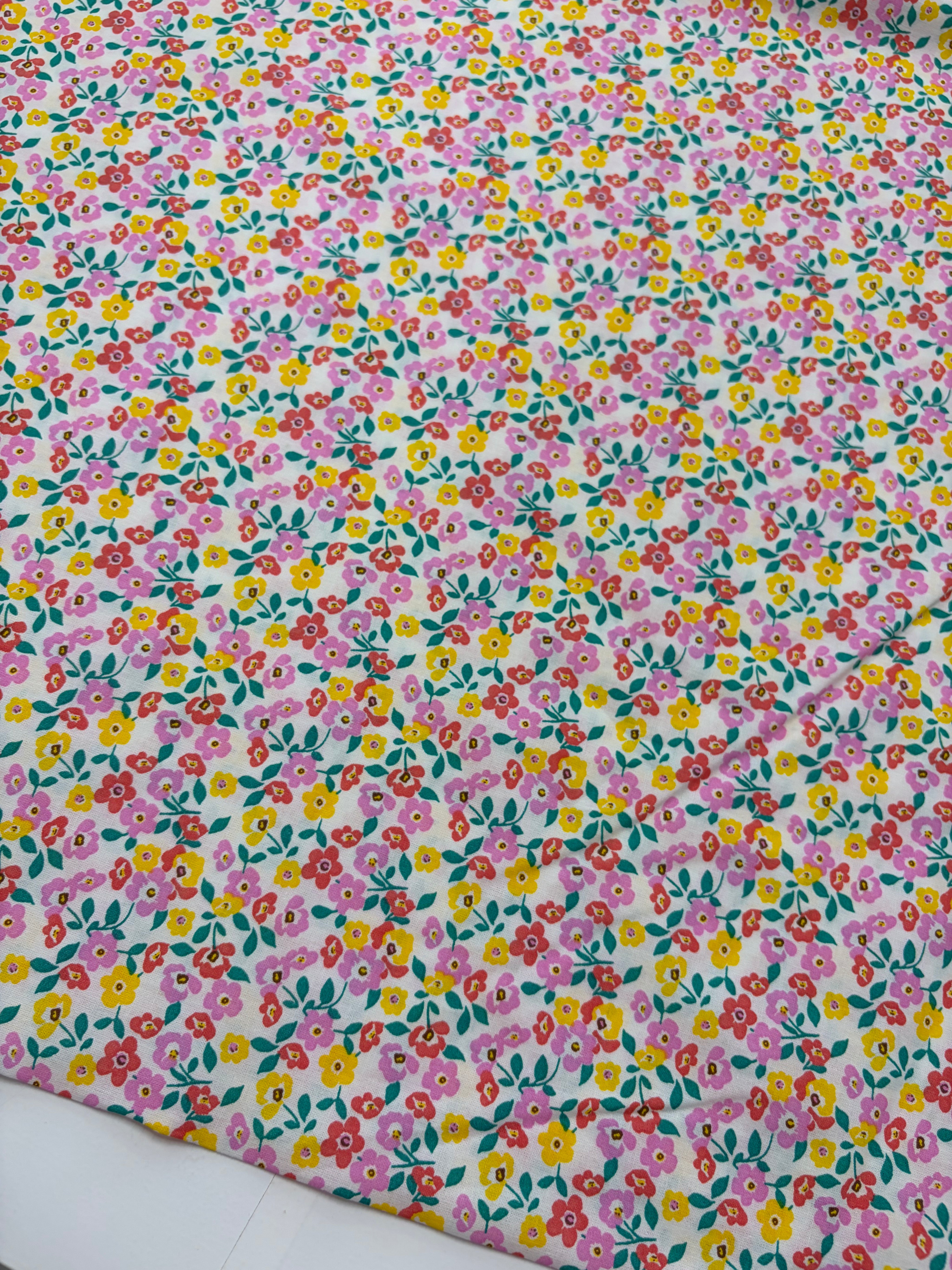 Coupon stof katoen roze/rode/geel bloemen - 1,5 m
