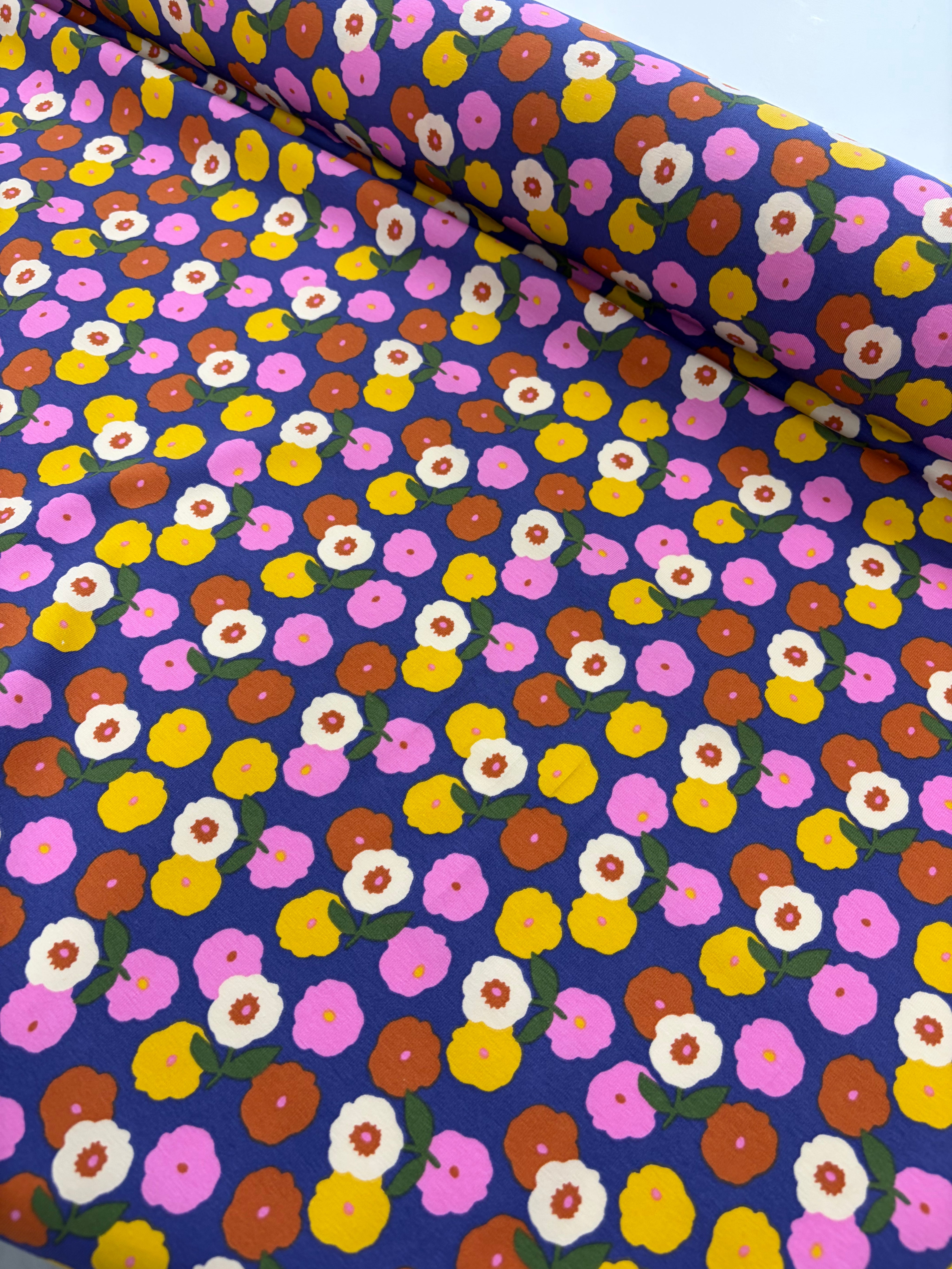 Coupon stof katoen tricot bloemen blauw/geel/roze
