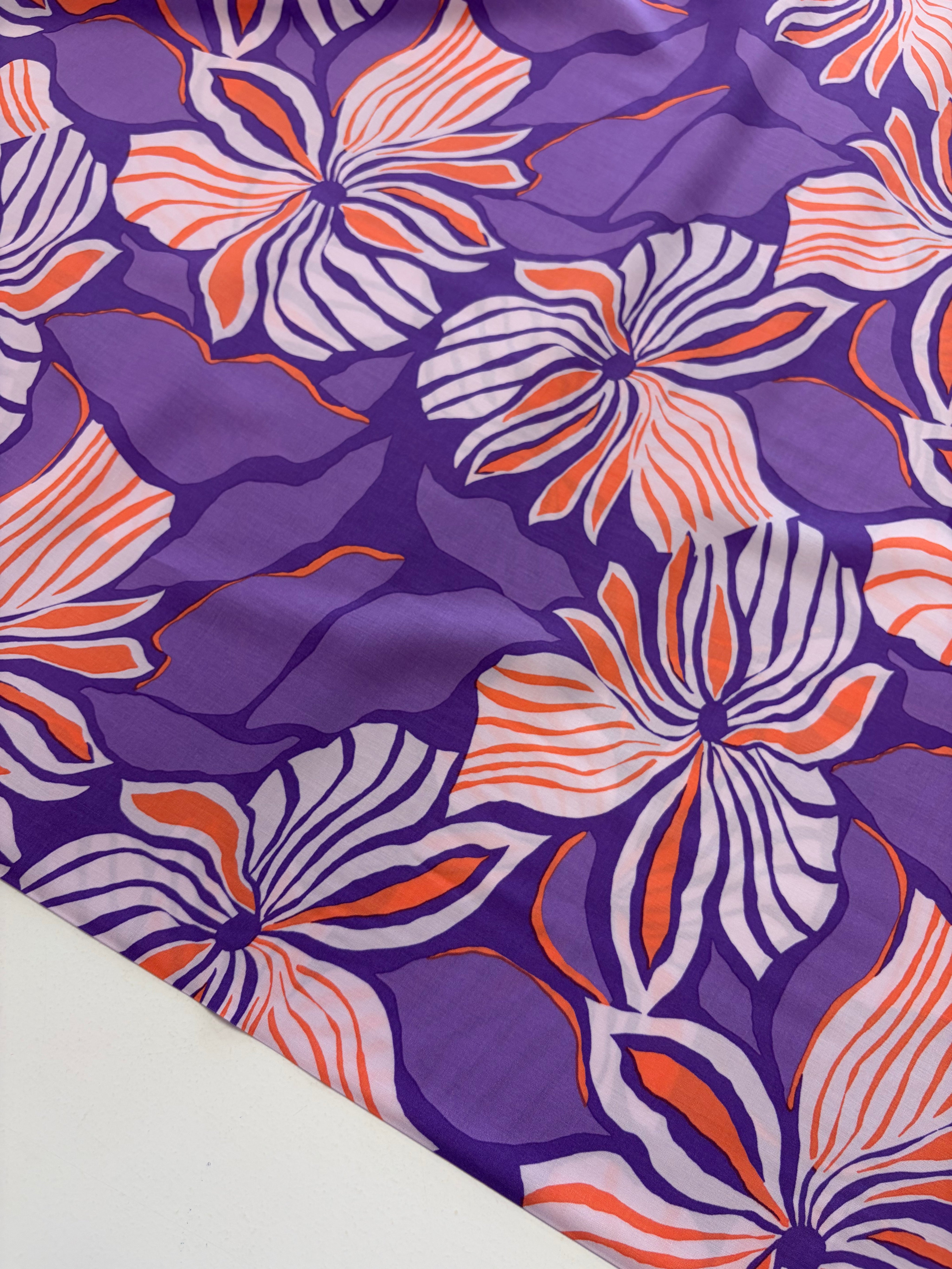 Coupon stof viscose bloemen paars/oranje