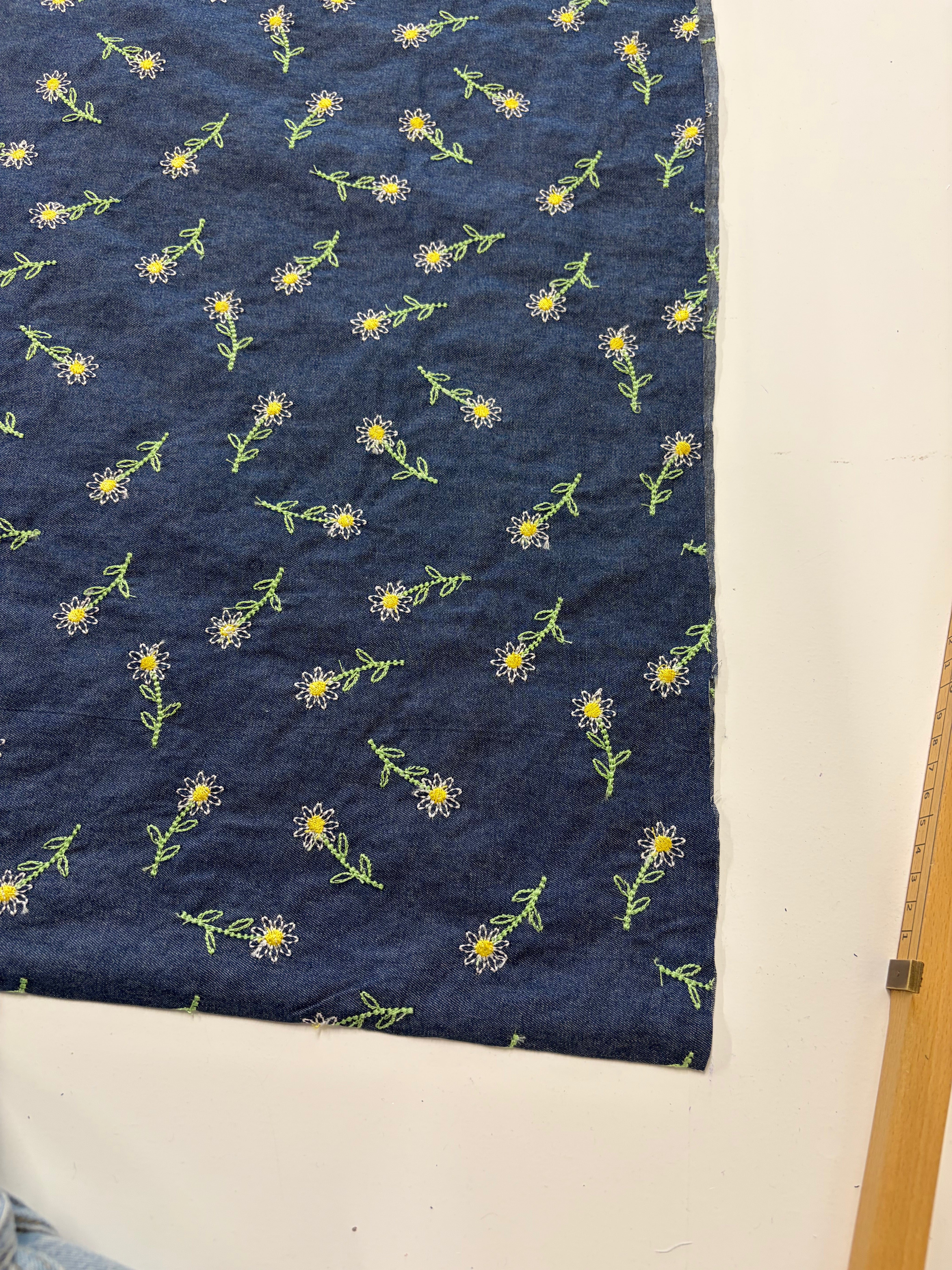 Coupon stof katoen dunne denim madelief - 1,5 m