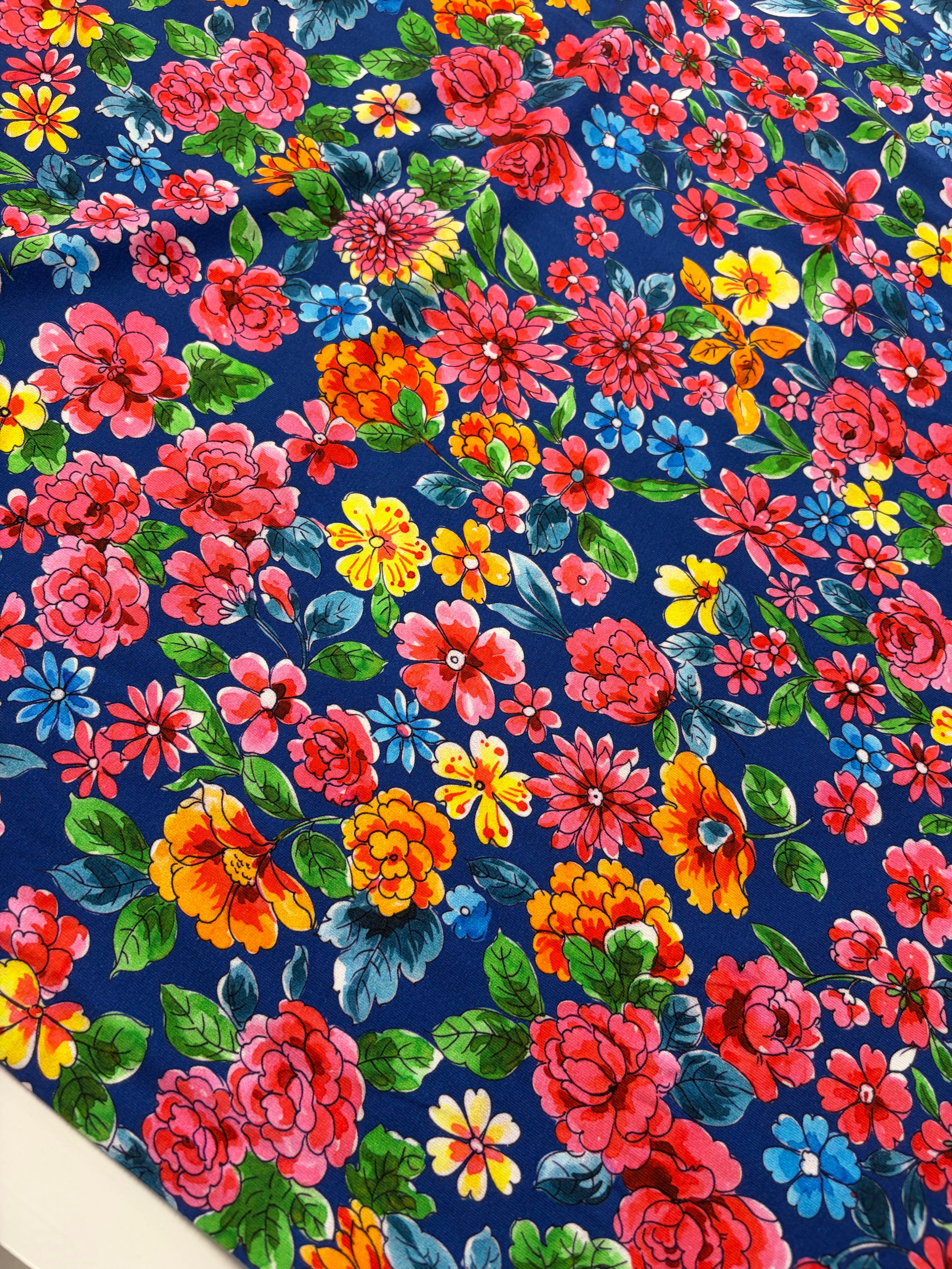 Coupon stof katoen tricot cobalt bloemen
