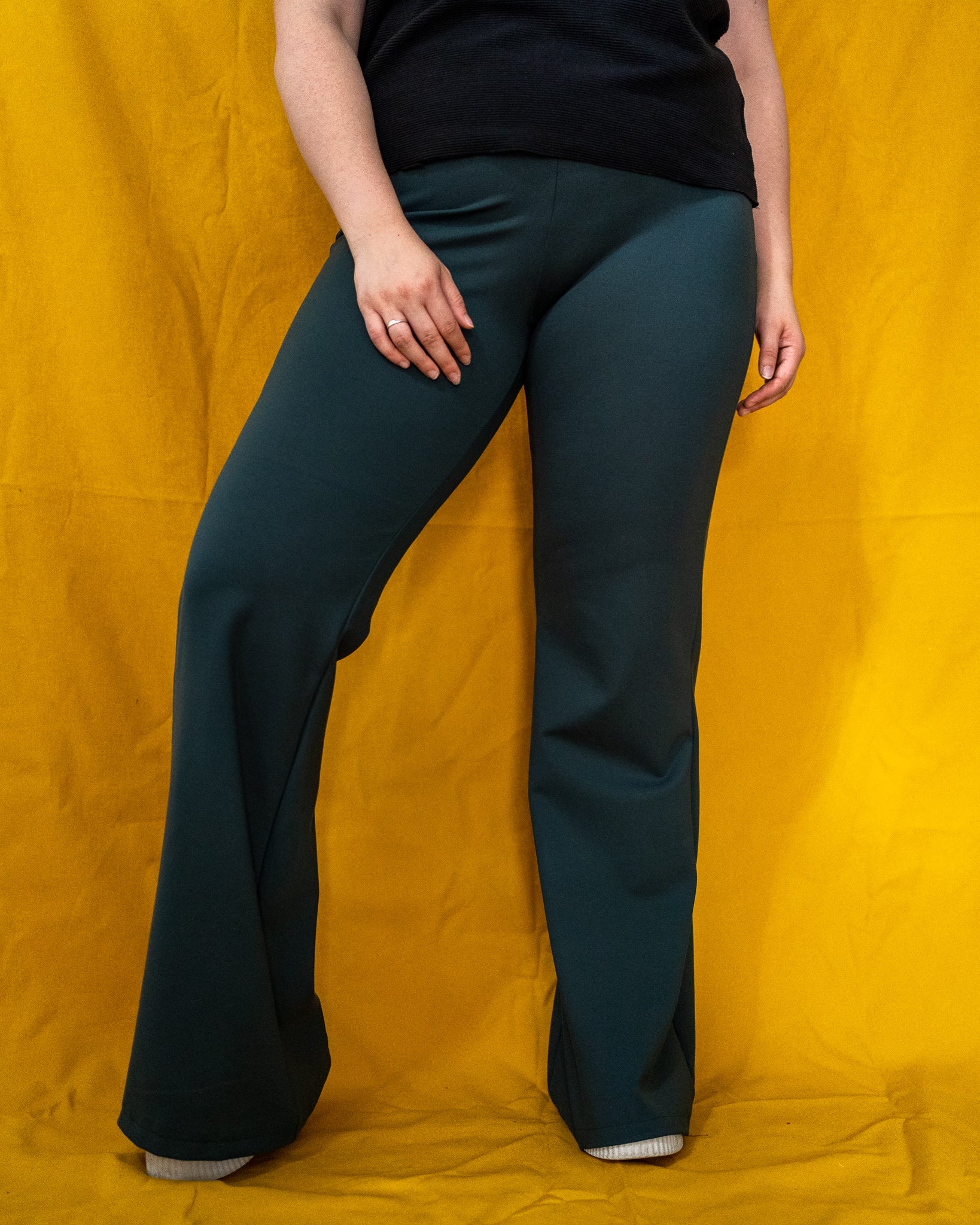 Noor (grijsgroen) Flared pants