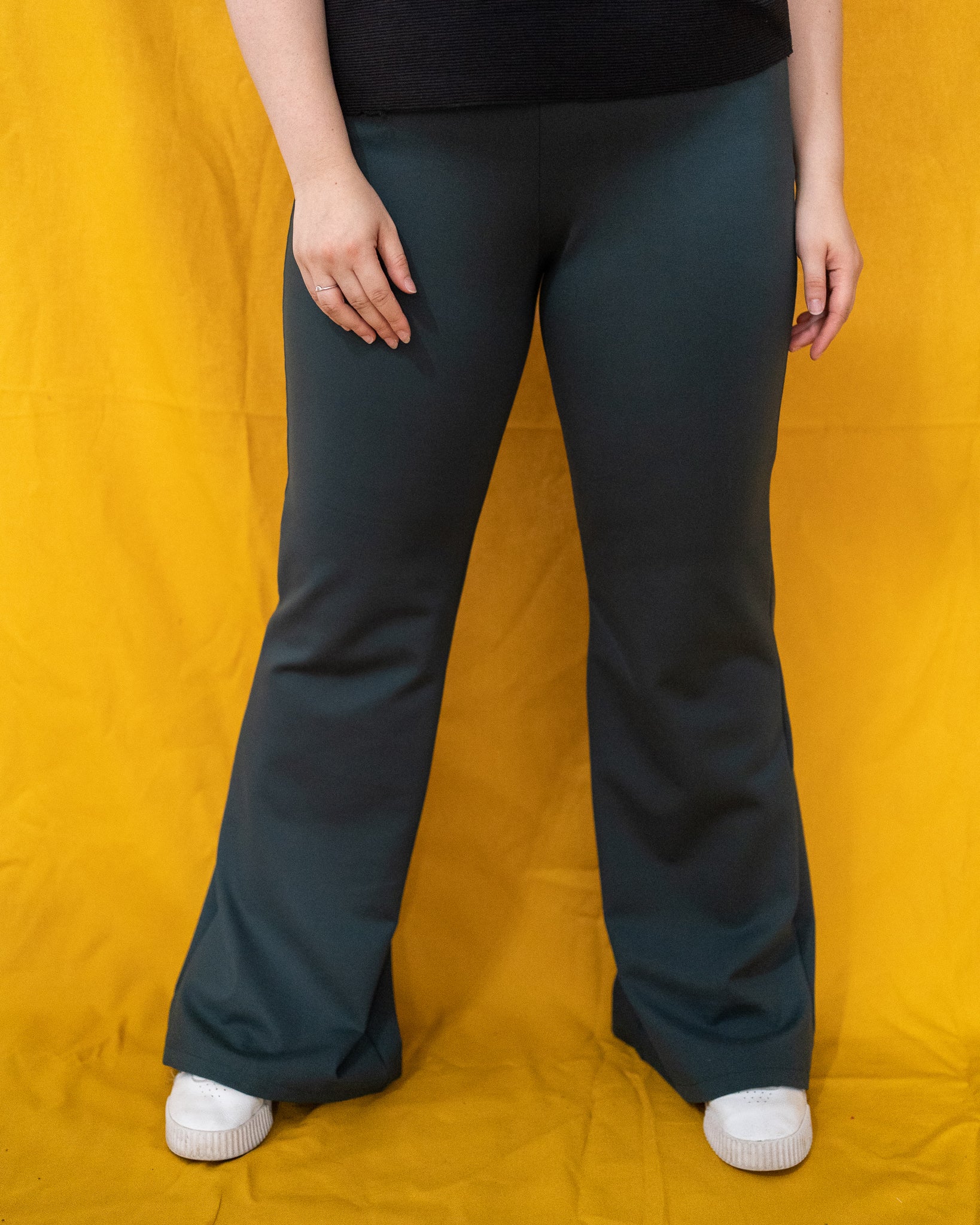 Noor (grijsgroen) Flared pants