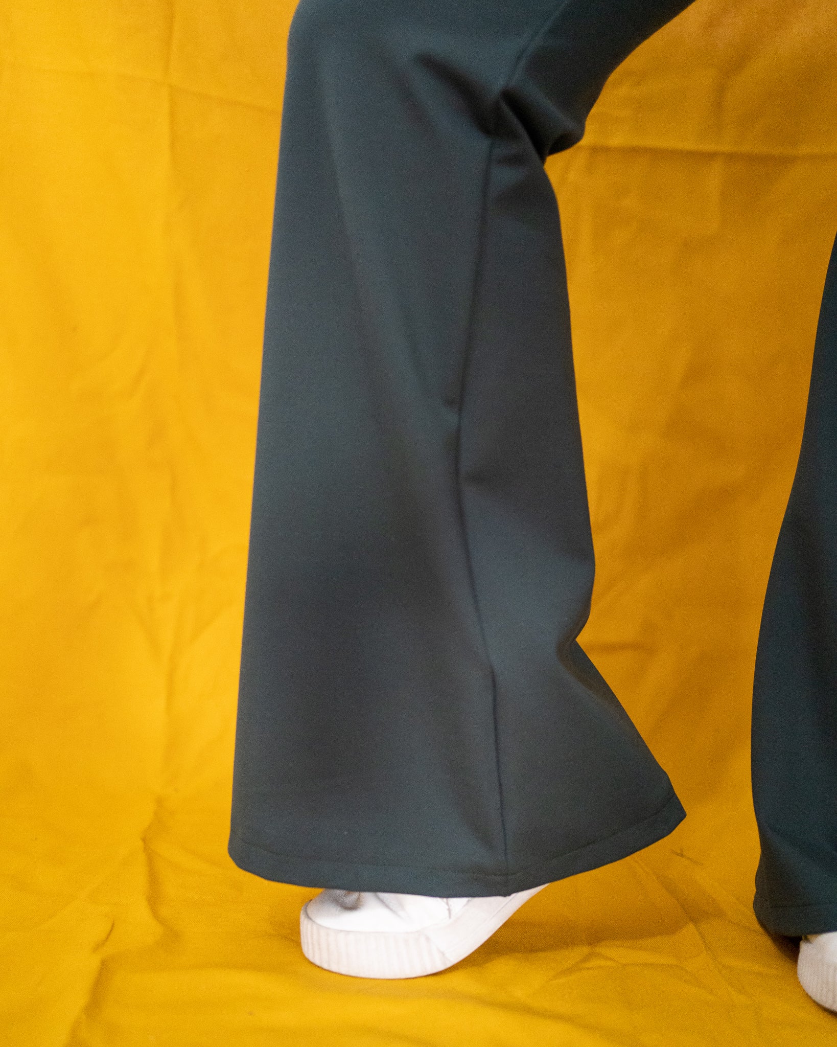 Noor (grijsgroen) Flared pants